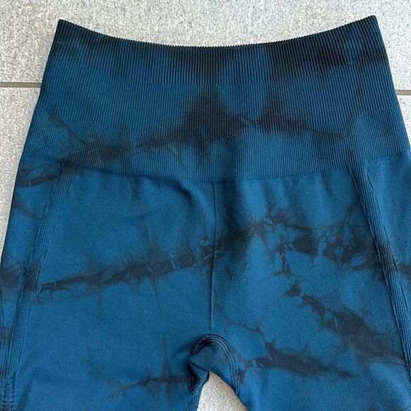 EUC Lululemon Flow & Go 19" Crop Leggings in Alberta Lake (blue) & Black Size 4 - Picture 3 of 16